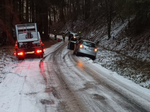 Ledovka na silnici a padající stromy. Mrazivé počasí komplikuje dopravu