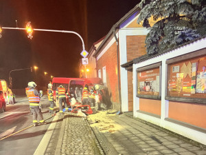 Na Rudolfovské havarovala dodávka do rodinného domu, řidiče museli vyprošťovat hasiči