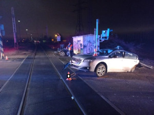 Tragická nehoda v Hrdějovicích: Na přejezdu se střetlo osobní auto s vlakem, jedna osoba srážku nepřežila