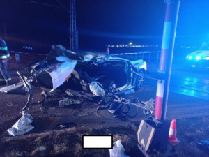 Tragická nehoda v Hrdějovicích: Na přejezdu se střetlo osobní auto s vlakem, jedna osoba srážku nepřežila