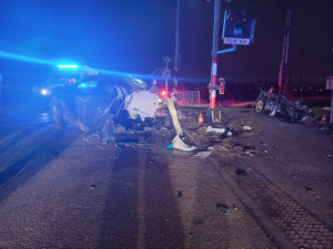 Tragická nehoda v Hrdějovicích: Na přejezdu se střetlo osobní auto s vlakem, jedna osoba srážku nepřežila