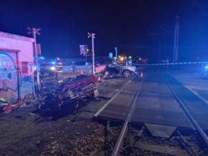Tragická nehoda v Hrdějovicích: Na přejezdu se střetlo osobní auto s vlakem, jedna osoba srážku nepřežila