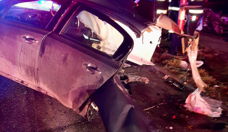 V Hrdějovicích se srazilo osobní auto s vlakem, řidič zůstal ve voze zaklíněn