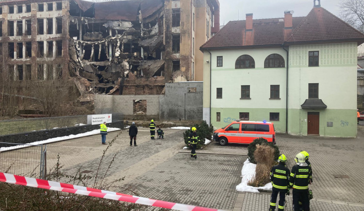 V Liberci se v areálu bývalé Textilany částečně zřítila budova někdejší tkalcovny. Psi pod sutinami nikoho nenašli