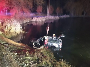 U Doňova sjelo auto do rybníka. Hasiči museli odčerpat 30 litrů provozních kapalin