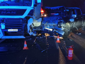 U Doňova sjelo auto do rybníka. Hasiči museli odčerpat 30 litrů provozních kapalin