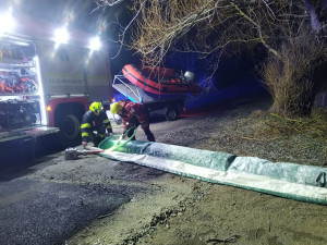 U Doňova sjelo auto do rybníka. Hasiči museli odčerpat 30 litrů provozních kapalin