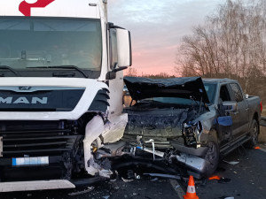 U Doňova sjelo auto do rybníka. Hasiči museli odčerpat 30 litrů provozních kapalin