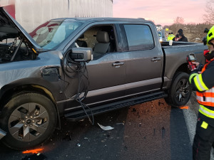 U Doňova sjelo auto do rybníka. Hasiči museli odčerpat 30 litrů provozních kapalin