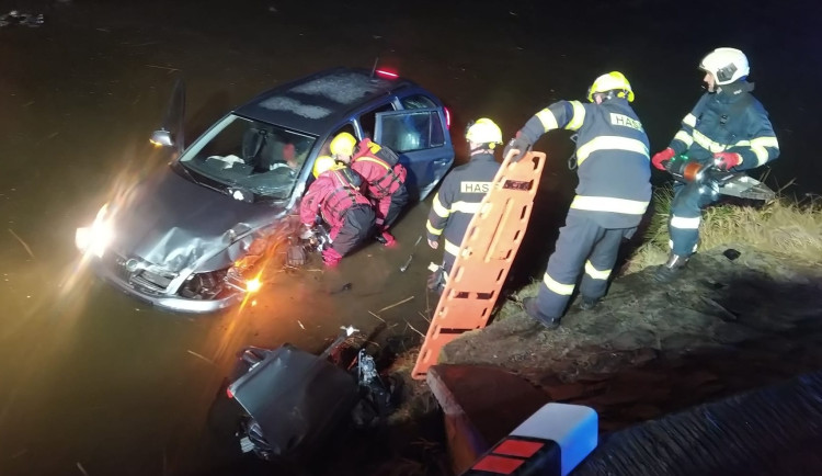 U Doňova sjelo auto do rybníka. Hasiči museli odčerpat 30 litrů provozních kapalin