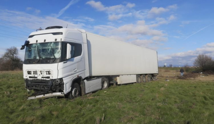 Dvaadvacet tun masa vniveč po defektu kamionu u Říkovic. Řidič strhl řízení a skončil v poli