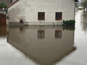 Osmnáct rodin, které na jihu Čech zasáhla povodeň, podpořila charita. Rozdělila mezi ně 900 tisíc korun