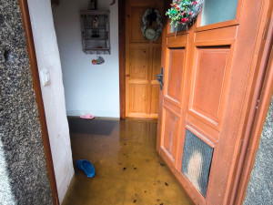 Osmnáct rodin, které na jihu Čech zasáhla povodeň, podpořila charita. Rozdělila mezi ně 900 tisíc korun