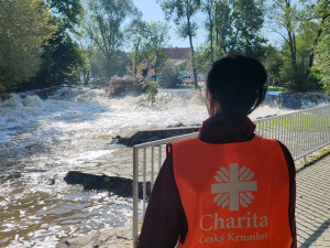 Osmnáct rodin, které na jihu Čech zasáhla povodeň, podpořila charita. Rozdělila mezi ně 900 tisíc korun
