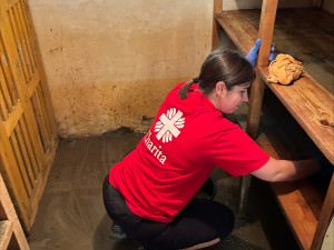 Osmnáct rodin, které na jihu Čech zasáhla povodeň, podpořila charita. Rozdělila mezi ně 900 tisíc korun