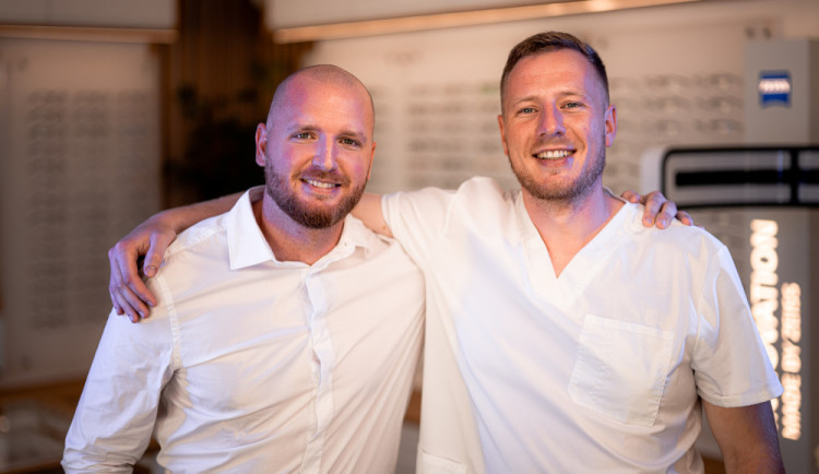 Optometrista zvládne víc, než si lidé myslí. Pro nové brýle nemusíte k lékaři, říkají Michal Matuška a Václav Novotný z centra oční péče Oční ČB