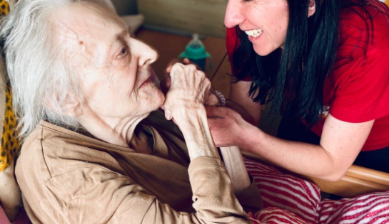 Zdravotní sestry z hospicových zařízeních dávají pacientům naději i lásky a pomáhají jim s důstojným odchodem