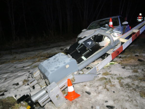 Řídil opilý a povalil železniční závoru