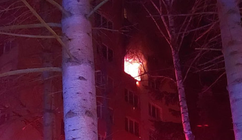 Na Pražském sídlišti hoří byt v sedmém patře, dvě potřebovali pomoc lékařů