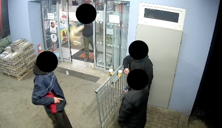 VIDEO: Opravdu rychlé občerstvení. Na znojemské benzince létaly vzduchem bagety