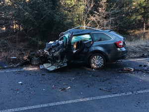 Silnici na Táborsku uzavřela nehoda. Vážně zraněnou řidičku transportovali vrtulníkem