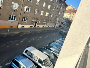 Muž spadl ze střešní římsy a přistál na střeše auta, případ řeší kriminalisté