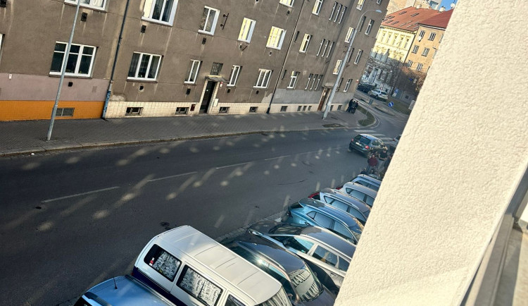 Muž vypadl z okna a přistál na střeše auta, případ řeší kriminalisté