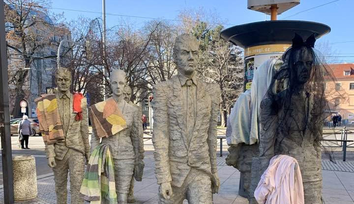 Neznámý muž oblékl sochy na Lannově třídě do extravagantních modelů. Konečně se na ně dá koukat, hodnotí lidé