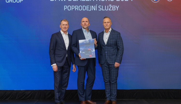 Ocenění Dealer roku BMW 2024. Uprostřed Pavel Pokorný, ředitel dealerství.