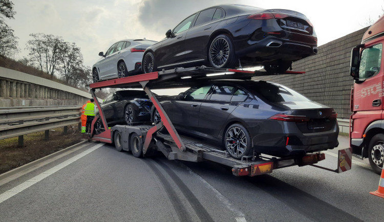 Na dálnici se utrhl přívěs s luxusními auty. Zablokoval oba jízdní pruhy