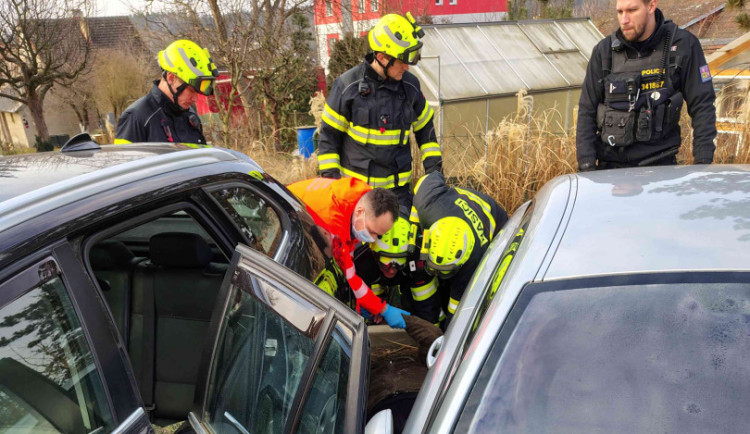 Senior se v Táboře zaklínil mezi dvěma auty, vyprostit ho museli hasiči