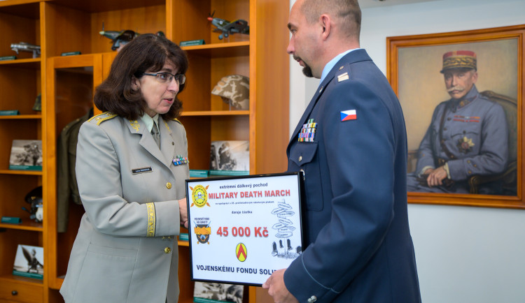 Účastníci dálkového pochodu uctí památku obětí holokaustu