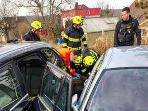 Senior se v Táboře zaklínil mezi dvěma auty, vyprostit ho museli hasiči