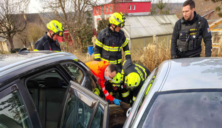 Senior se v Táboře zaklínil mezi dvěma auty, vyprostit ho museli hasiči