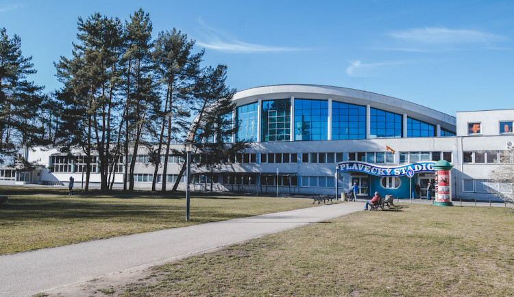 Škrcení a rány do hlavy. Zaměstnance plaveckého bazénu napadl a oloupil muž, který nejprve prosil o pomoc