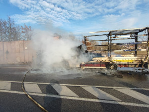 Silnici mezi Pískem a Protivínem zablokovala hořící dodávka