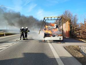 Silnici mezi Pískem a Protivínem zablokovala hořící dodávka