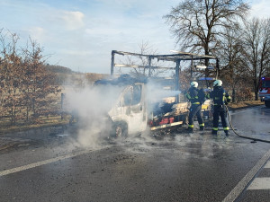 Silnici mezi Pískem a Protivínem zablokovala hořící dodávka