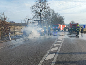 Silnici mezi Pískem a Protivínem zablokovala hořící dodávka