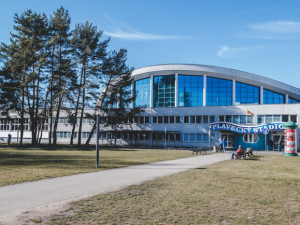 Škrcení a rány do hlavy. Zaměstnance plaveckého bazénu napadl a oloupil muž, který nejprve prosil o pomoc