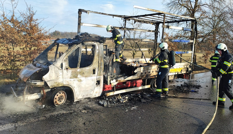 Silnici mezi Pískem a Protivínem zablokovala hořící dodávka