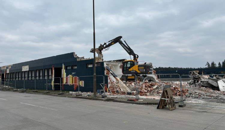 Odpočívku na D5 v Rozvadově u hranic začne rozšiřovat ŘSD už letos v dubnu. Vznikne po demolici celnice