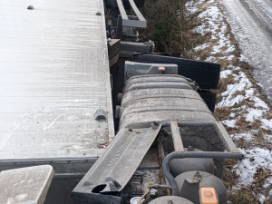 U Starého Města pod Landštejnem se převrátil kamion, řidič zůstal ve voze zaklíněn