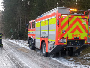 U Starého Města pod Landštejnem se převrátil kamion, řidič zůstal ve voze zaklíněn