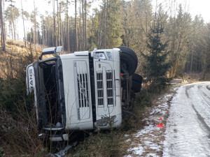 U Starého Města pod Landštejnem se převrátil kamion, řidič zůstal ve voze zaklíněn