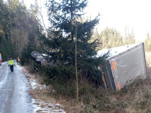 U Starého Města pod Landštejnem se převrátil kamion, řidič zůstal ve voze zaklíněn