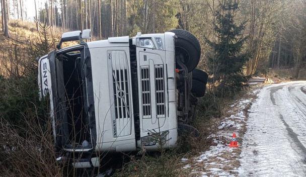 U Starého Města pod Landštejnem se převrátil kamion, řidič zůstal ve voze zaklíněn