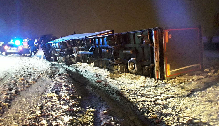 Vrátila se zima a s ní i problémy na silnicích. Policie od rána řešila dvacet nehod