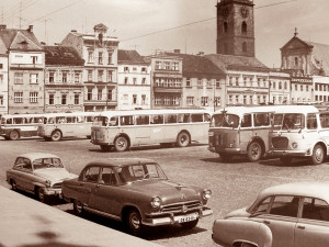 DRBNA HISTORIČKA: V 60. letech bývalo budějovické náměstí plné autobusů