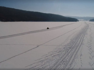 Řidiči hazardují na lipenské přehradě. Cestu mezi Horní Planou a Bližší Lhotou si zkracují přes zamrzlou hladinu